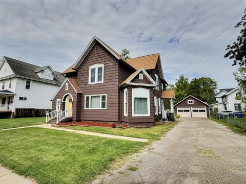 Photo of 610 W IRVING Avenue, OSHKOSH, WI 54901 (MLS # 50332761)