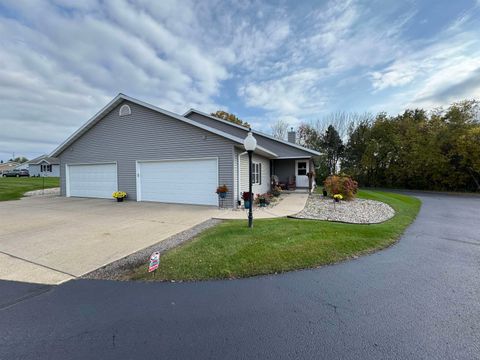 Photo of 200 PRAIRIE VIEW Court, WAUPACA, WI 54981 (MLS # 50316920)