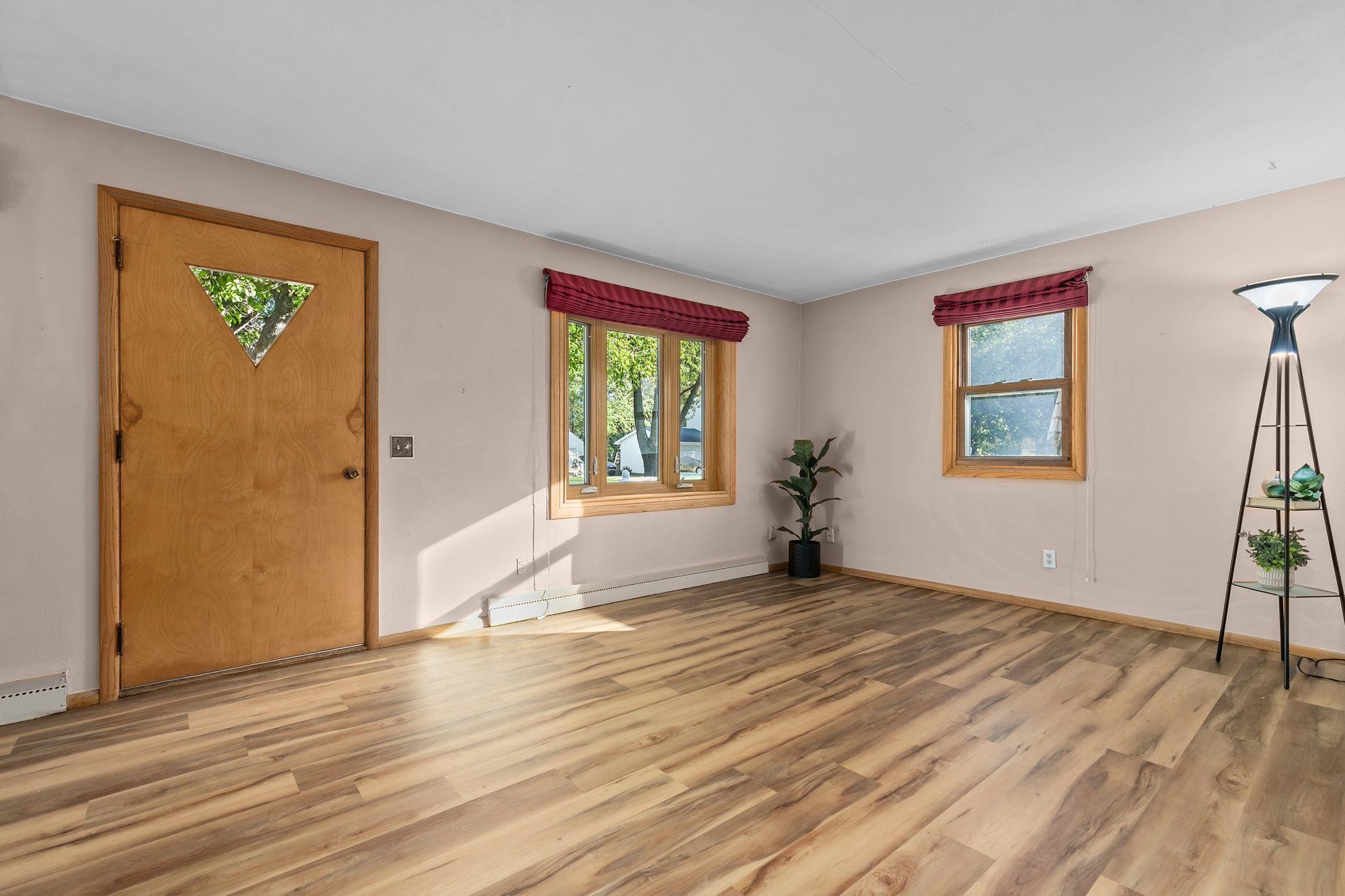 Appleton, Wisconsin 54915, United States, 4 Bedrooms Bedrooms, ,1 BathroomBathrooms,Residential,Active,225909