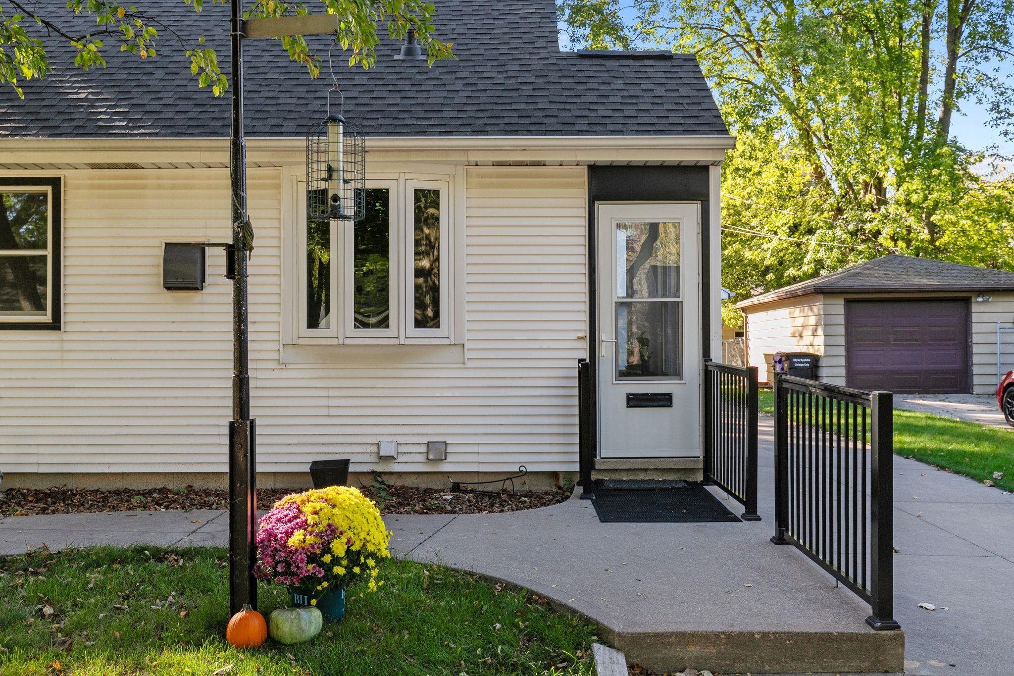 Appleton, Wisconsin 54915, United States, 4 Bedrooms Bedrooms, ,1 BathroomBathrooms,Residential,Active,225909