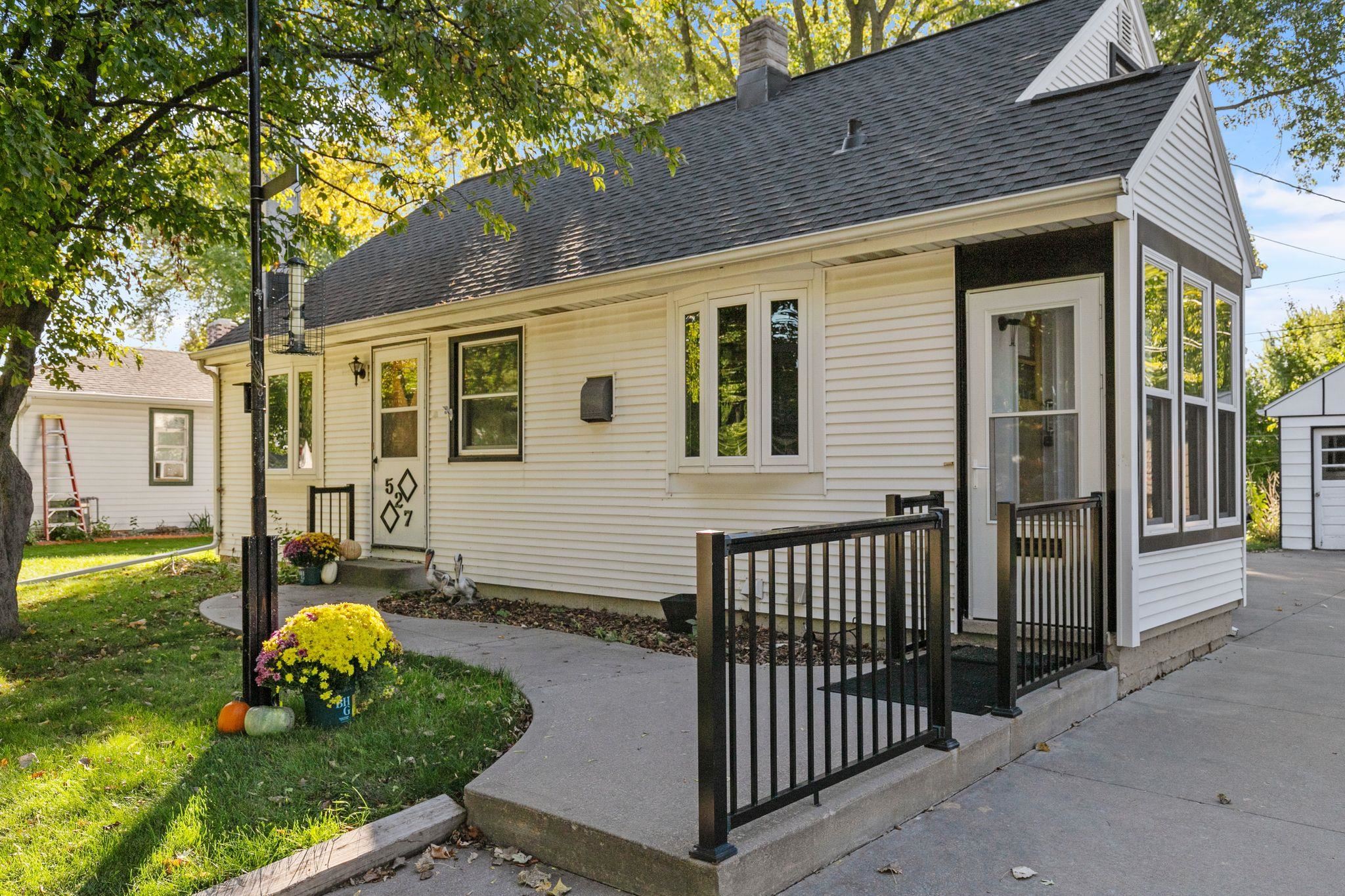 Appleton, Wisconsin 54915, United States, 4 Bedrooms Bedrooms, ,1 BathroomBathrooms,Residential,Active,225909