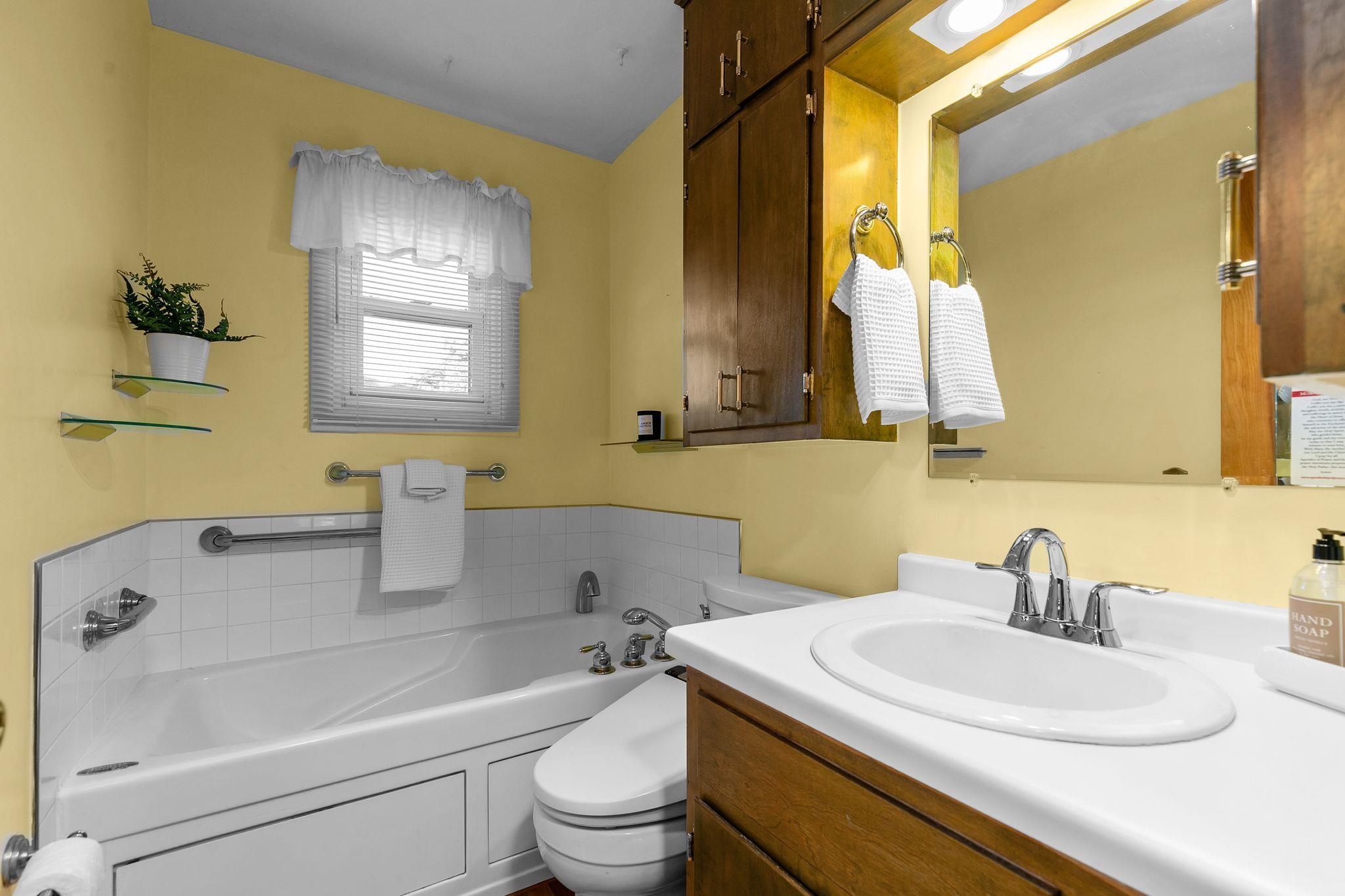 Appleton, Wisconsin 54915, United States, 4 Bedrooms Bedrooms, ,1 BathroomBathrooms,Residential,Active,225909