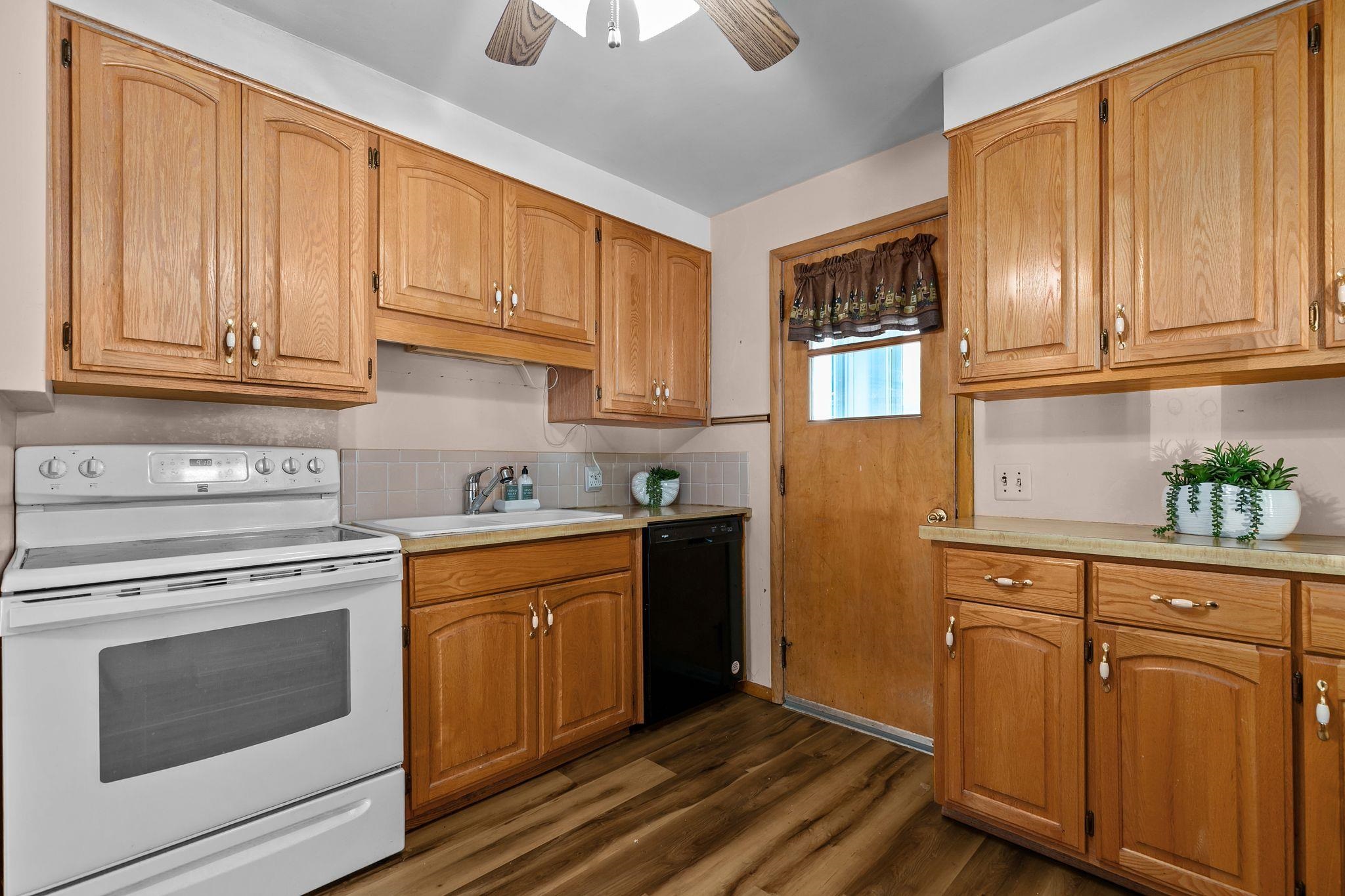 Appleton, Wisconsin 54915, United States, 4 Bedrooms Bedrooms, ,1 BathroomBathrooms,Residential,Active,225909