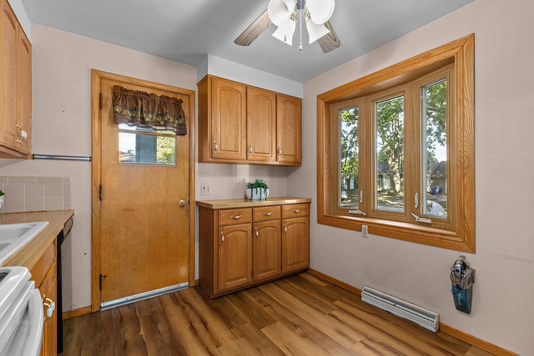 Appleton, Wisconsin 54915, United States, 4 Bedrooms Bedrooms, ,1 BathroomBathrooms,Residential,Active,225909