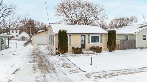 Photo of 1852 MCCURDY Street, OSHKOSH, WI 54902 (MLS # 50320343)