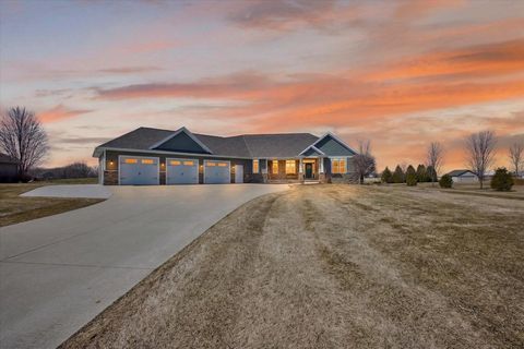 Photo of 2514 SKYLINE OAKS Drive, DE PERE, WI 54115 (MLS # 50323062)