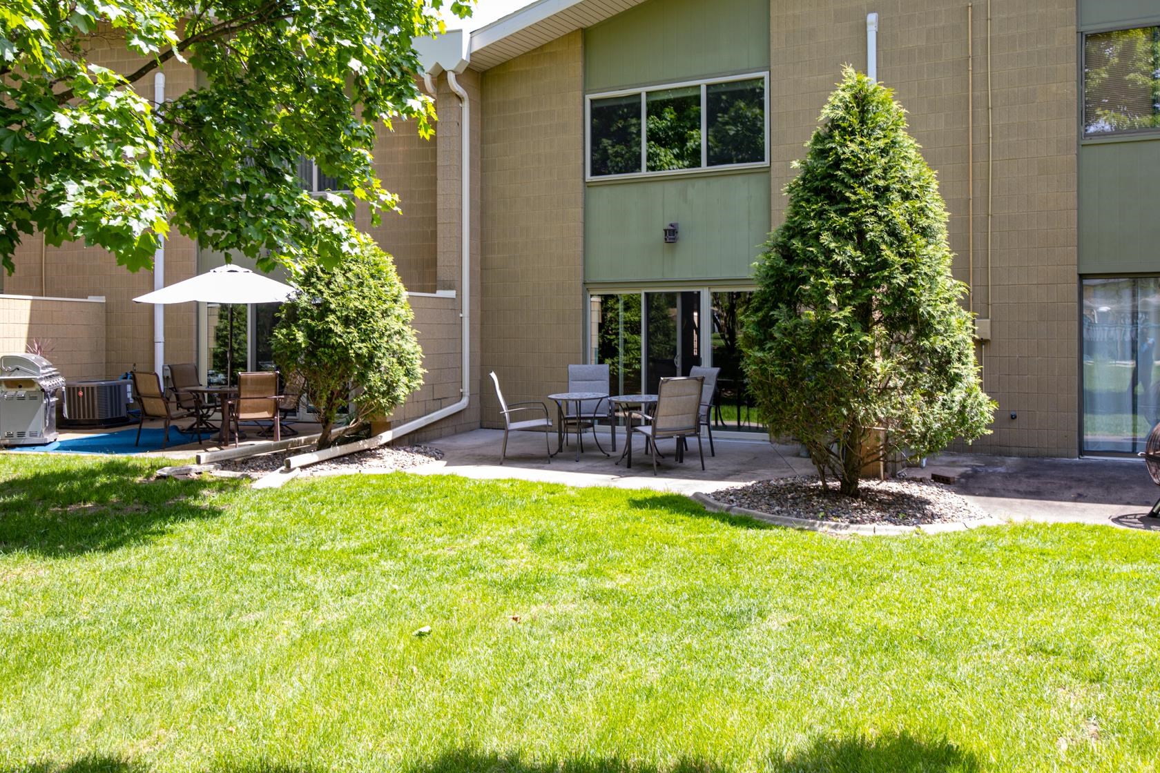 1229 NICOLET Circle