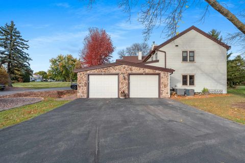 Photo of 1820 RIDGEWAY Drive #11B, DE PERE, WI 54115 (MLS # 50317264)