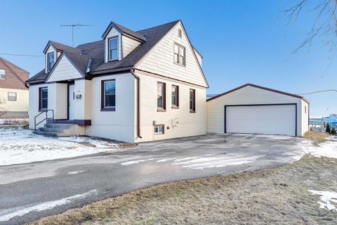 Photo of 94 E NORTH WATER Street, ALGOMA, WI 54201 (MLS # 50320050)