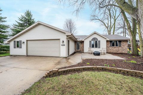 Photo of 2611 W GLENDALE Avenue, APPLETON, WI 54914 (MLS # 50323834)