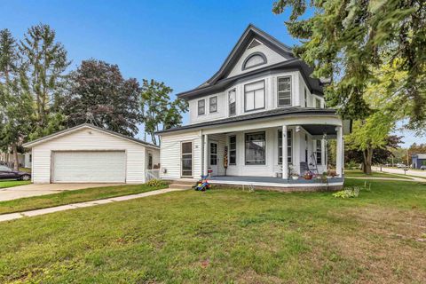 Photo of 131 S LAKE Street, GILLETT, WI 54124 (MLS # 50315994)