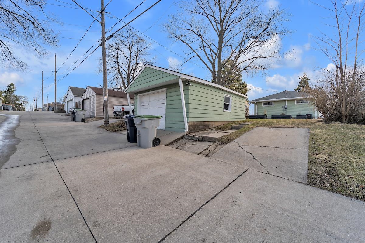 Milwaukee, Wisconsin 53207, United States, 3 Bedrooms Bedrooms, ,2 BathroomsBathrooms,Residential,Active,94868