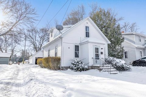 Photo of 519 W MAPLE Street, STURGEON BAY, WI 54235 (MLS # 50319630)