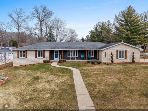 Photo of 2031 PARKWOOD Court, GREEN BAY, WI 54304 (MLS # 50323206)