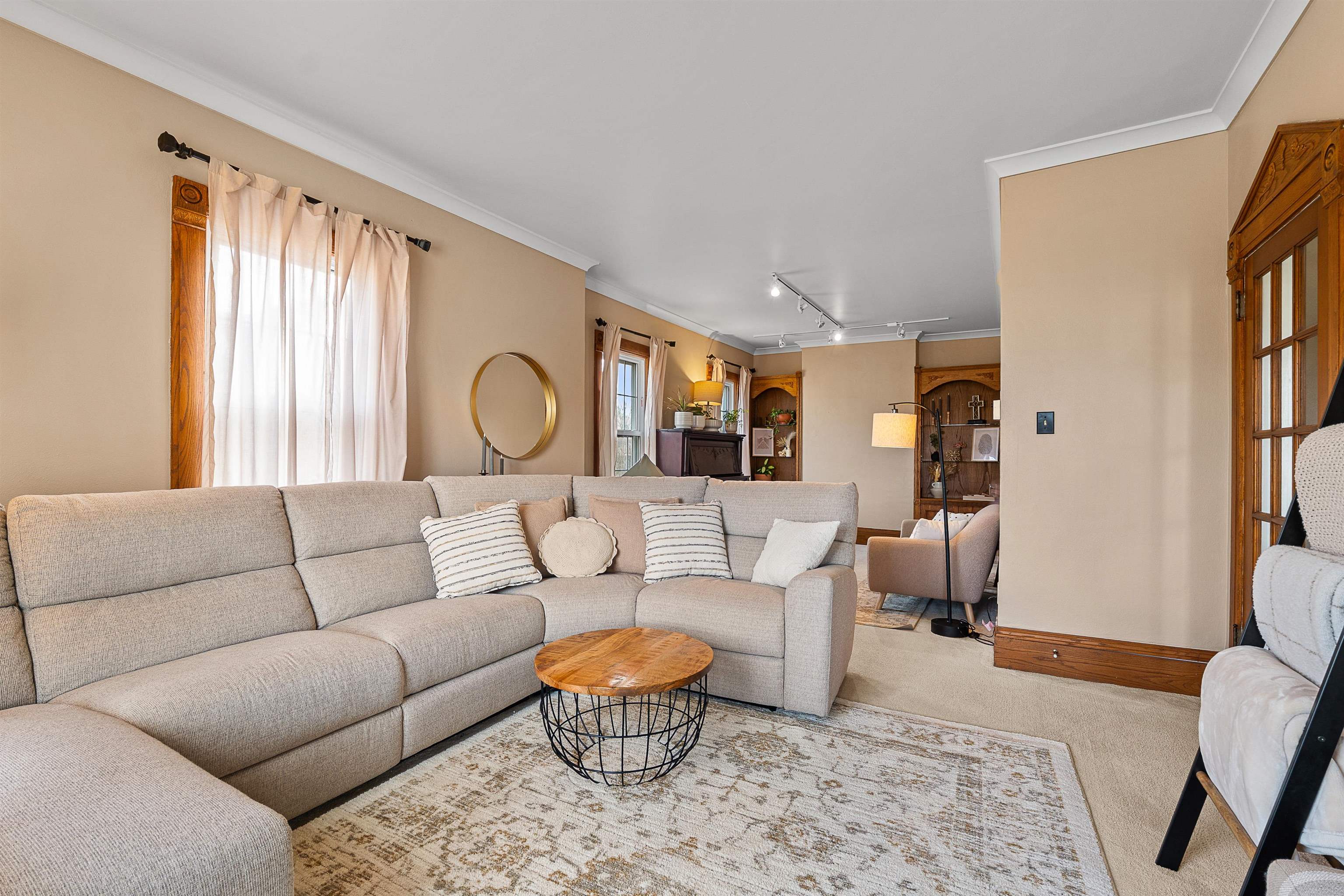 302 E DIVISION Street