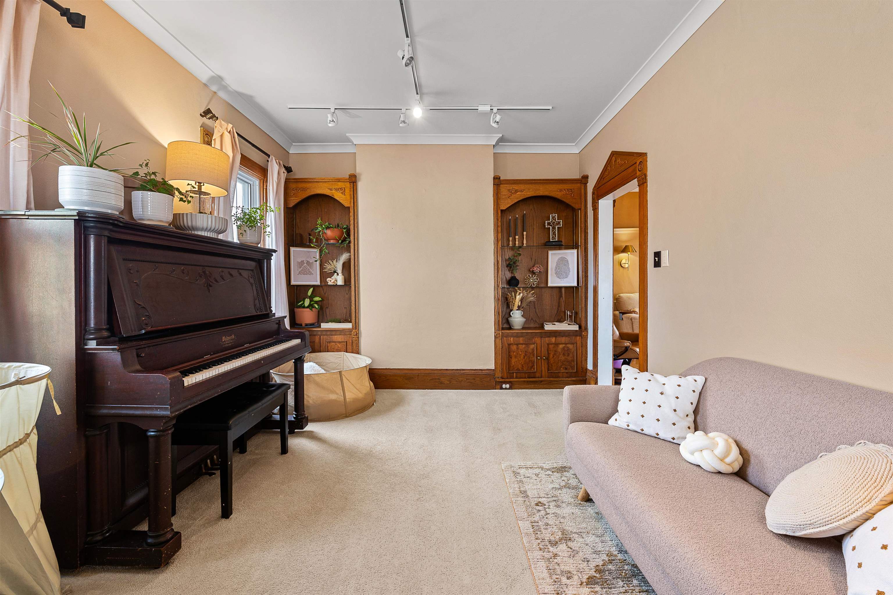 302 E DIVISION Street