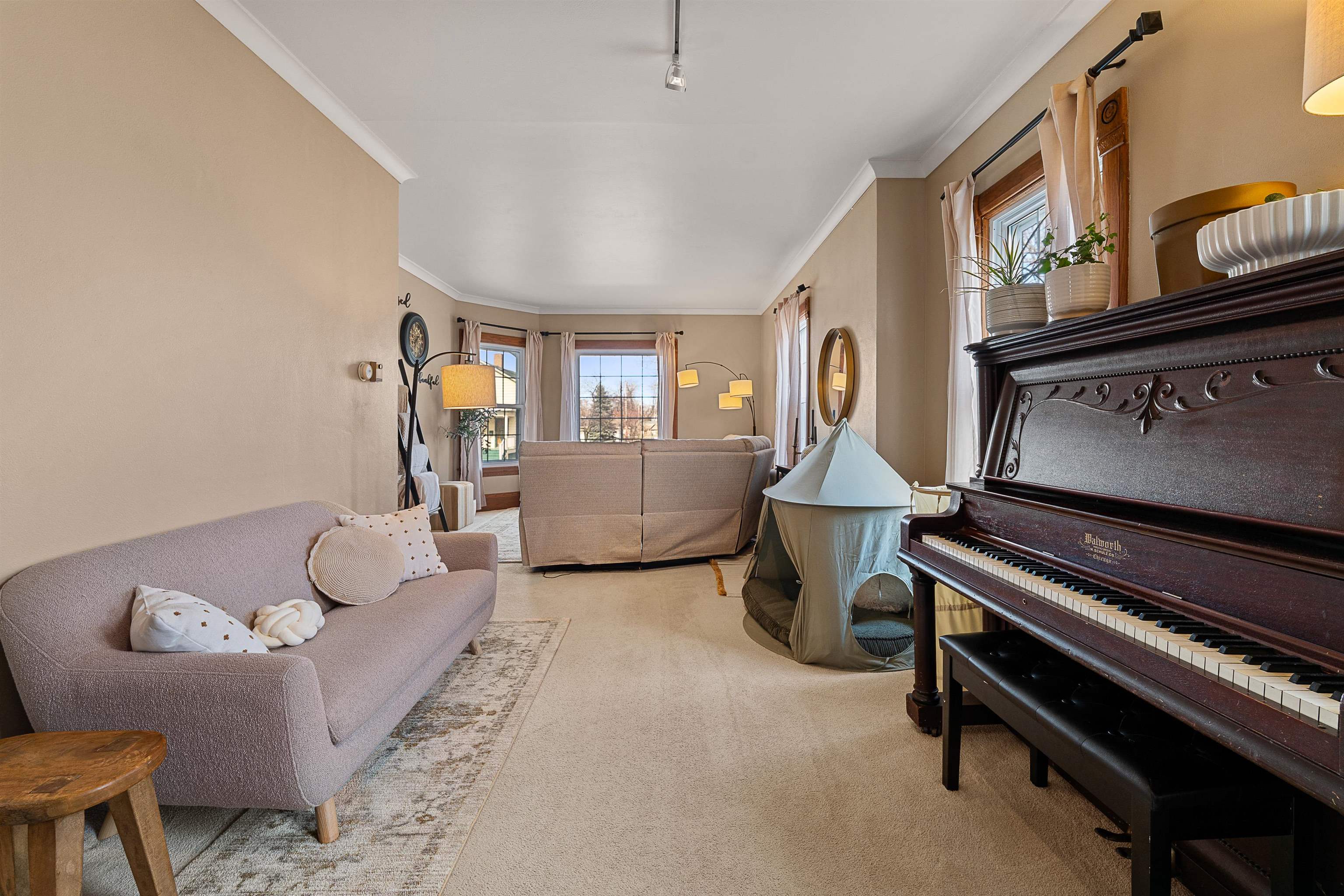 302 E DIVISION Street