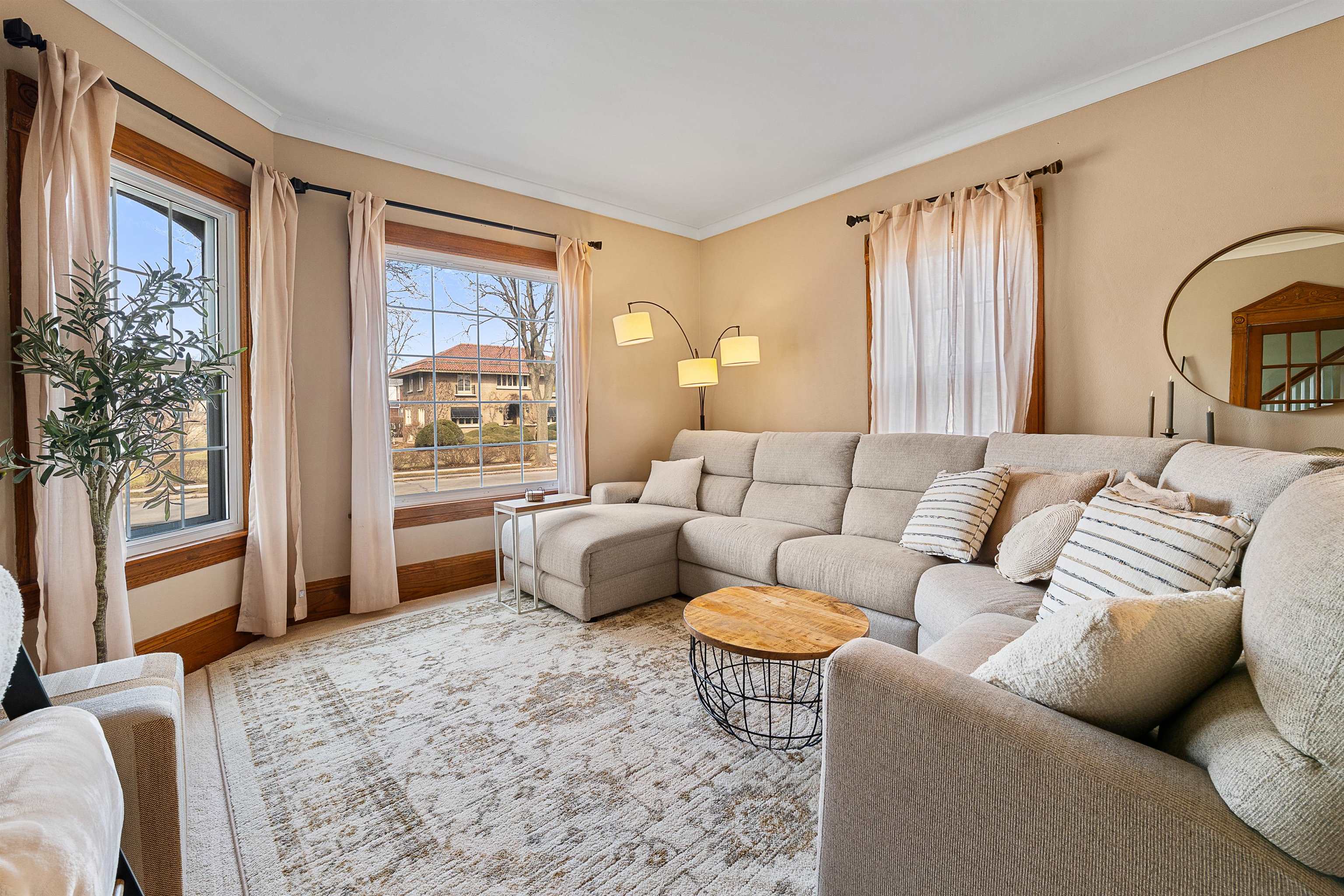 302 E DIVISION Street