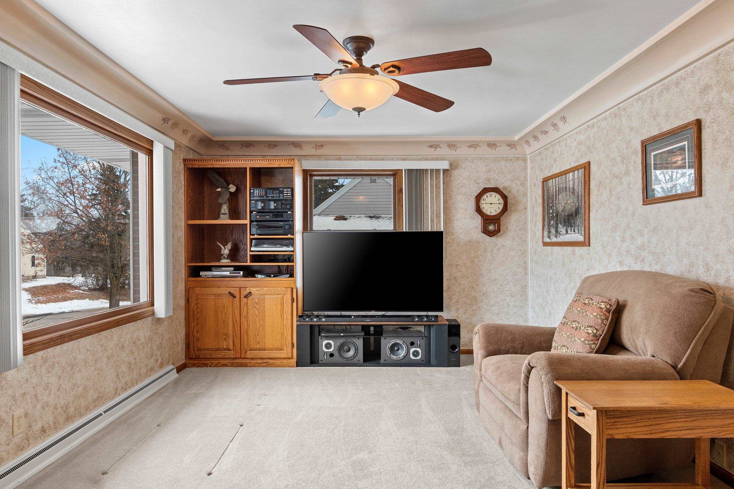 1035 E KIMBERLY Avenue