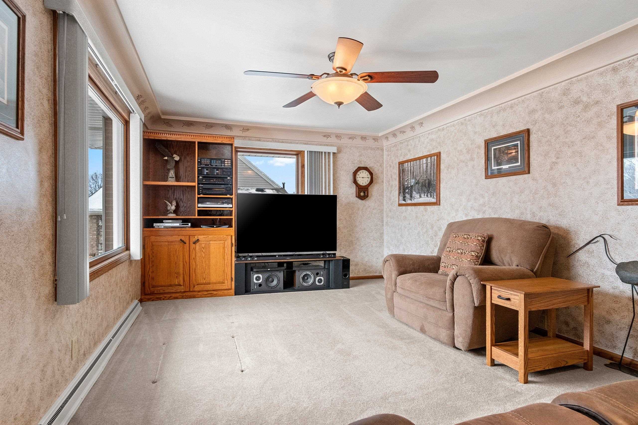 1035 E KIMBERLY Avenue