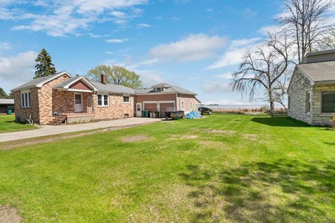 Photo of 103 W BAY SHORE Street, MARINETTE, WI 54143 (MLS # 50308221)