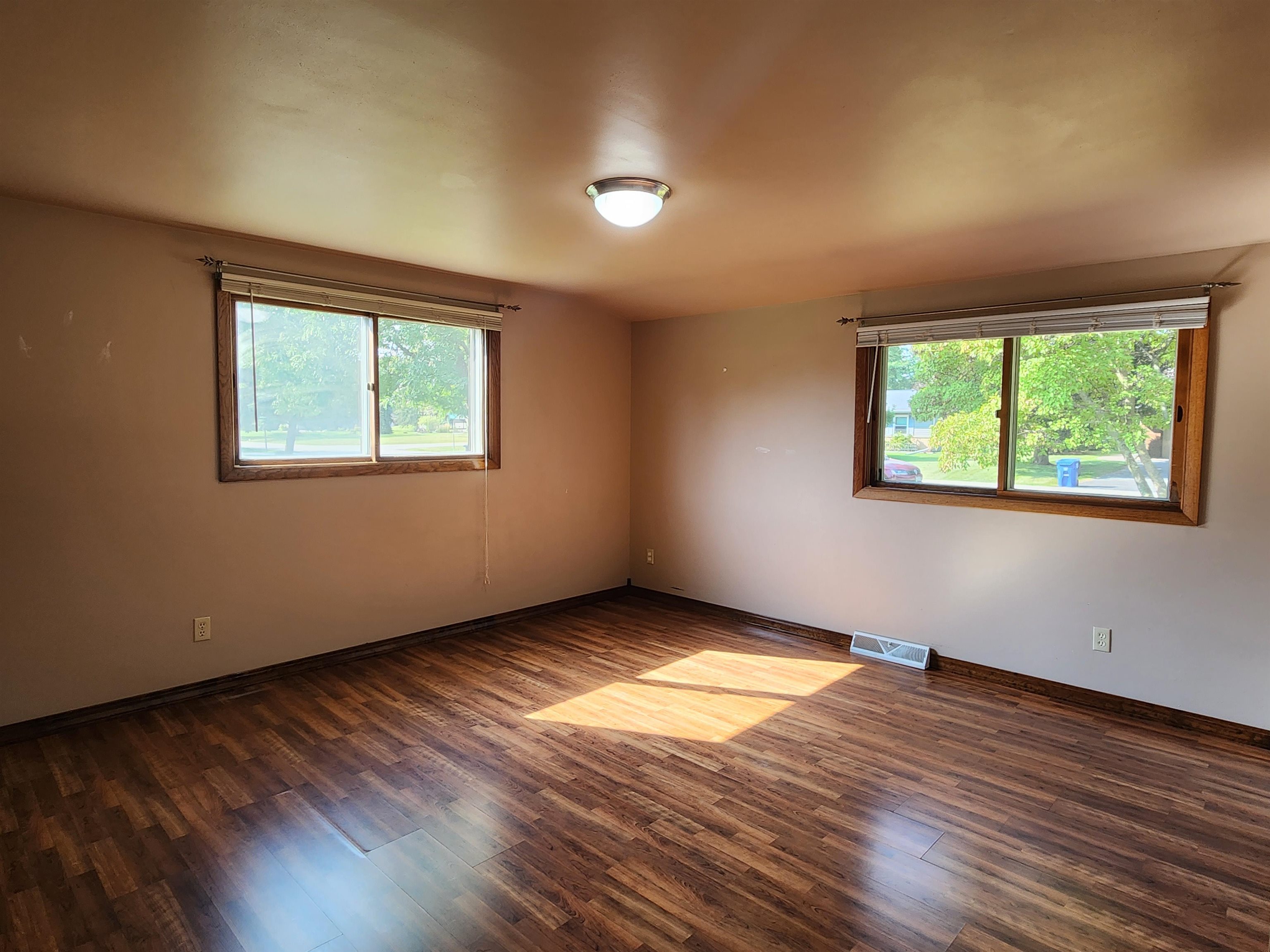 Appleton, Wisconsin 54914, United States, 3 Bedrooms Bedrooms, ,2 BathroomsBathrooms,Residential,Active,203658