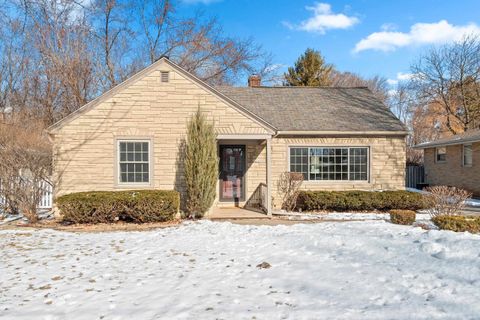 Photo of 2216 GLENDALE Avenue, GREEN BAY, WI 54303 (MLS # 50321041)