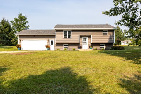 Photo of N2275 BEAN CITY Road, NEW LONDON, WI 54961 (MLS # 50330402)