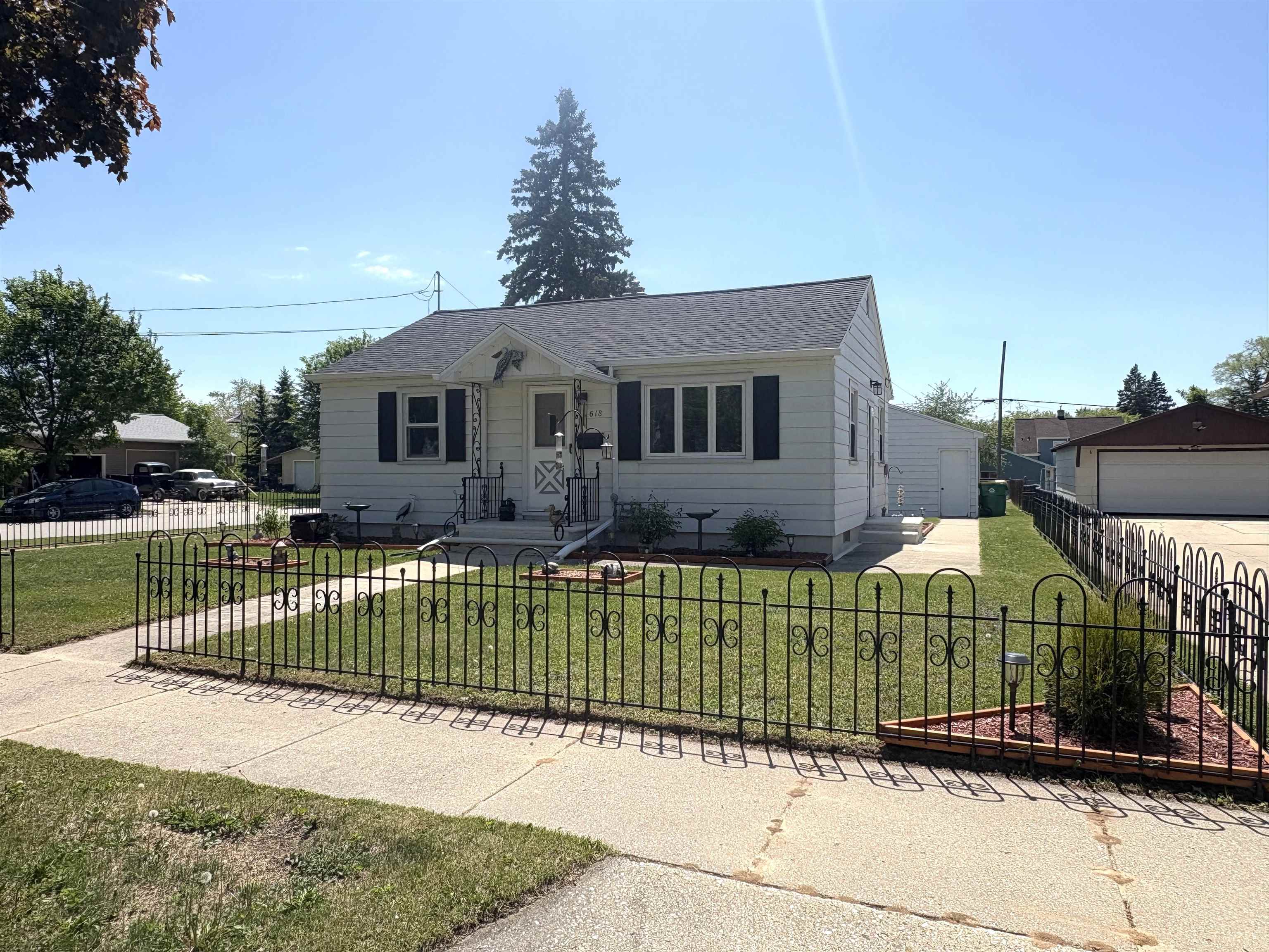 Photo 1 of 19 — 1618 CHICAGO Street, GREEN BAY, WI 54304