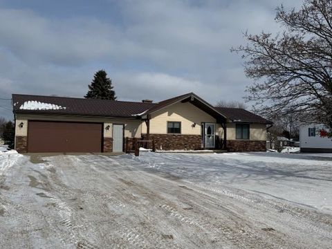 Photo of N5680 W CHANNEL Drive, SHAWANO, WI 54166 (MLS # 50320454)