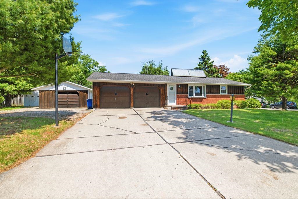 Photo 1 of 27 — 1532 NORTH Road, GREEN BAY, WI 54313
