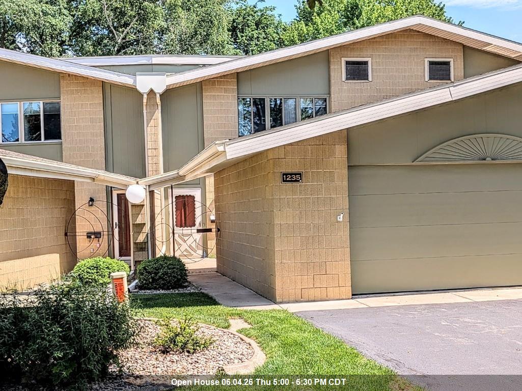 Photo 1 of 28 — 1235 W NICOLET Circle, APPLETON, WI 54914