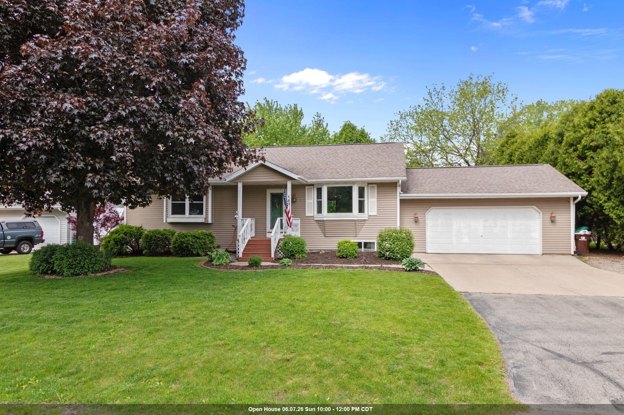 Photo 1 of 38 — 1433 W ROSELAWN Drive, APPLETON, WI 54914
