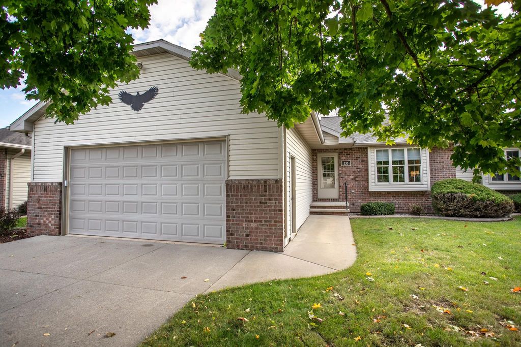 Photo of 20 SPENCER VILLAGE Court, APPLETON, WI 54914 (MLS # 50317591)