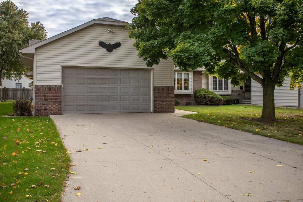 Photo of 20 SPENCER VILLAGE Court, APPLETON, WI 54914 (MLS # 50317591)