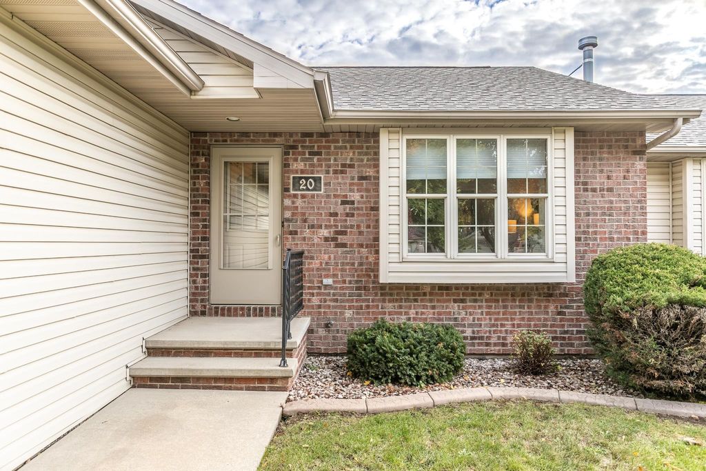 Photo of 20 SPENCER VILLAGE Court, APPLETON, WI 54914 (MLS # 50317591)