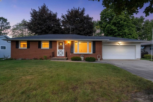 1030 DOWNER ST, GREEN BAY, WI 54304 - Image f46c2bb28545a9ca4c9e6008ff9e5fa6/3225330764