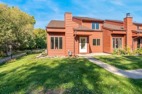 Photo of 2240 MEADOWBROOK Court #C, OSHKOSH, WI 54904 (MLS # 50316583)