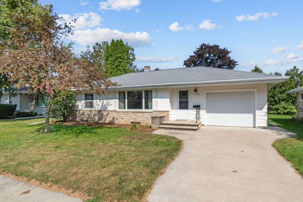 Photo of 1218 W BREWSTER Street, APPLETON, WI 54914 (MLS # 50315384)