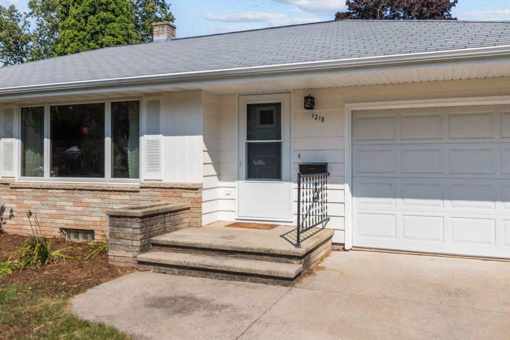 Photo of 1218 W BREWSTER Street, APPLETON, WI 54914 (MLS # 50315384)