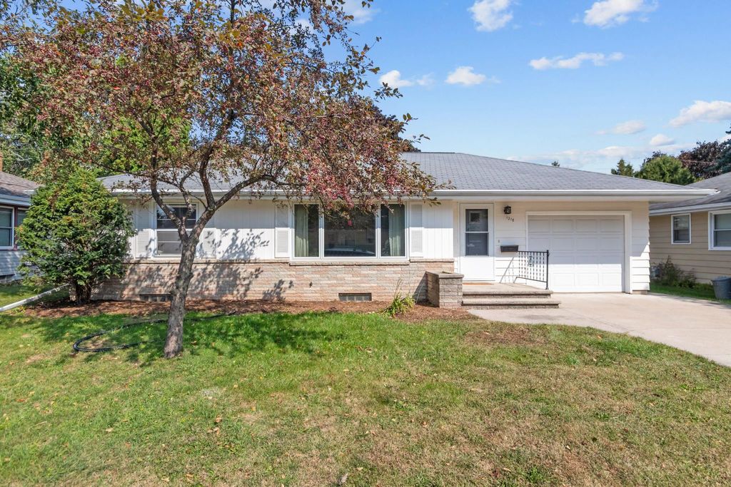 Photo of 1218 W BREWSTER Street, APPLETON, WI 54914 (MLS # 50315384)