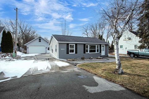 Photo of 623 HUNTERS POINT Road, NEENAH, WI 54956 (MLS # 50321859)