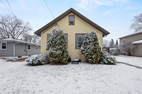 Photo of 2206 ASHLAND Street, OSHKOSH, WI 54901 (MLS # 50319922)