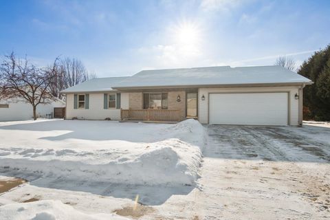 Photo of 2977 BELLE PLANE Road, GREEN BAY, WI 54313 (MLS # 50319643)