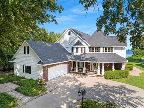 Photo of 2710 SHOREWOOD Drive, OSHKOSH, WI 54901 (MLS # 50312471)