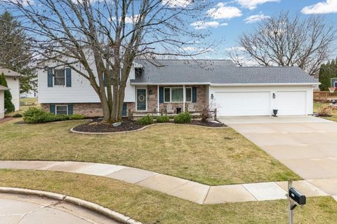 Photo of 2435 KAITLYNN Court, OSHKOSH, WI 54901 (MLS # 50323086)