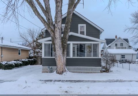 Photo of 904 W 8TH Avenue, OSHKOSH, WI 54902 (MLS # 50319807)