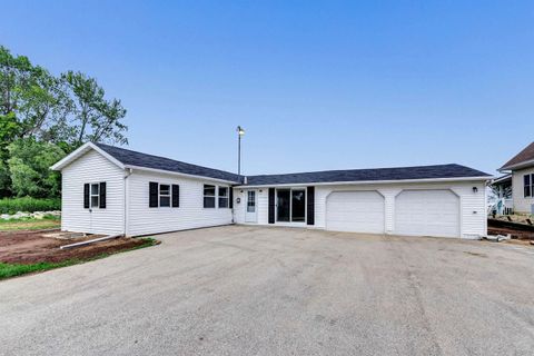 Photo of 6132 N BAYSHORE Road, OCONTO, WI 54153 (MLS # 50311012)