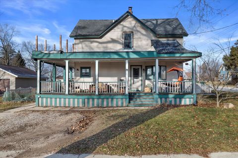 Photo of 1818 Monroe St, West Bend, WI 53090 (MLS # 1860826)