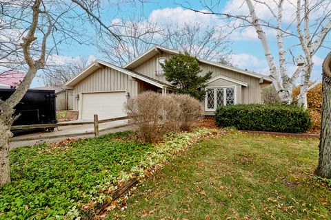 Photo of W220N2786 Maplewood Ln, Pewaukee, WI 53186 (MLS # 1858534)